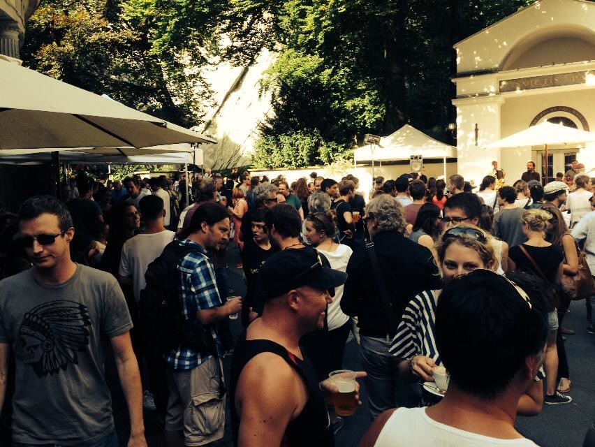 <p>Die Alpineum-Bar belebt mit dem Festival «Invictis Pax» diesen Sommer zum fünften Mal den Platz beim Löwendenkmal mit Musik. (Bild: Facebook, Alpineum)</p>